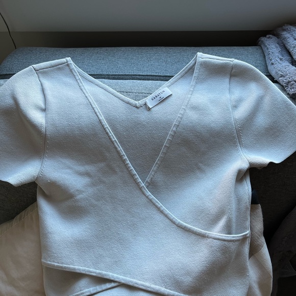 Babaton sculpt knit cross top😍😍😍 - Picture 6 of 8
